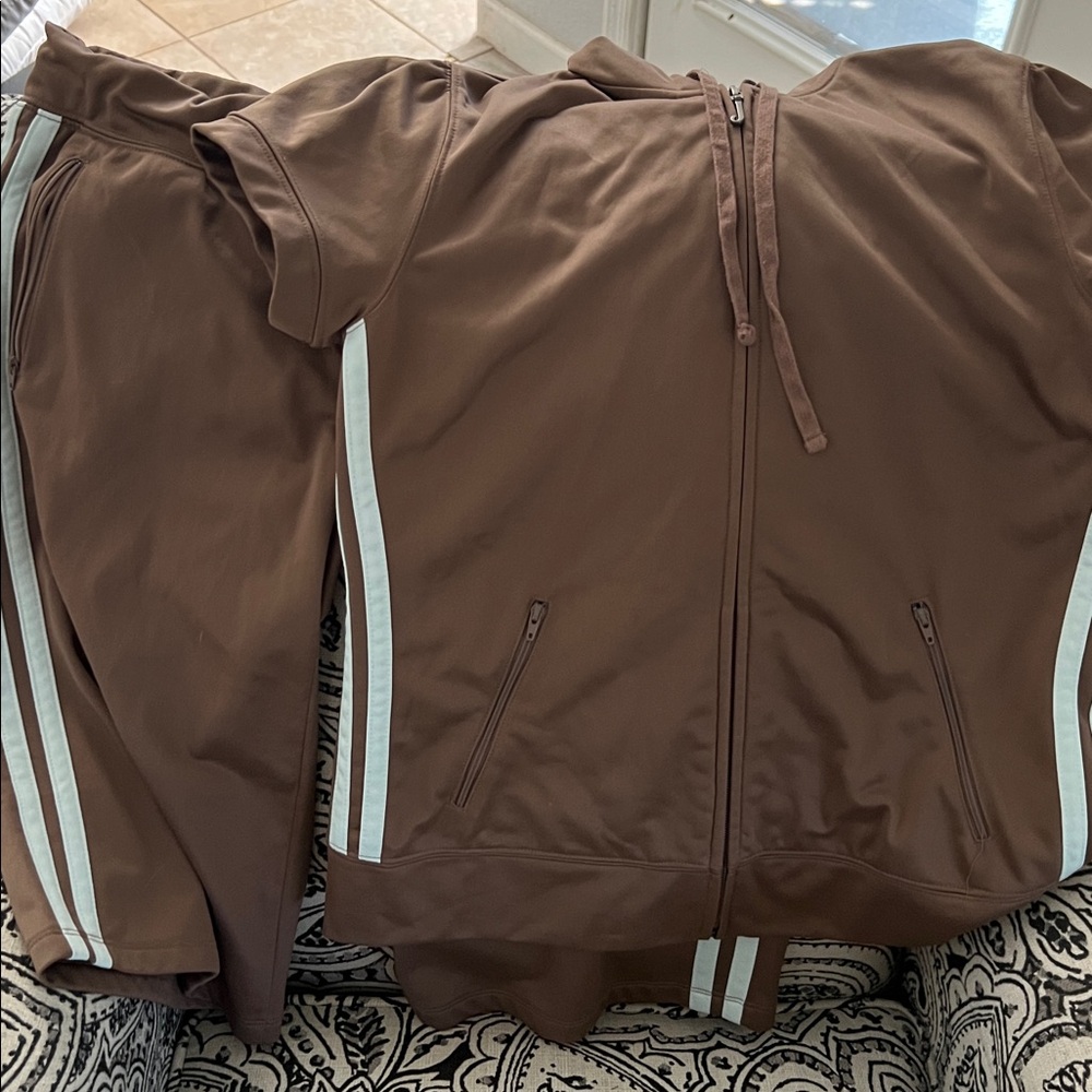 Y2K vintage Juicy Couture Brown Hoodie with Zip and matching shorts. - Picture 7 of 7